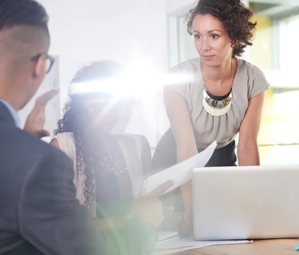 Team erfolgreicher Geschäftsleute bei einem Meeting im sonnigen Büro der Geschäftsleitung — Stockfoto