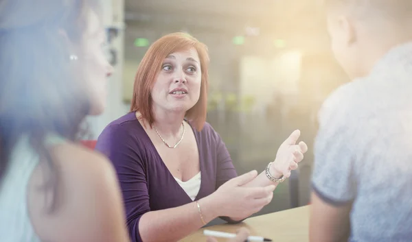 Gruppe kreativer Geschäftsleute in einem Großraumbüro beim Brainstorming für ihr nächstes Projekt. — Stockfoto