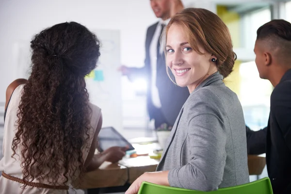 Team van een succesvol bedrijfsmensen met een bijeenkomst in uitvoerend zonovergoten Bureau — Stockfoto