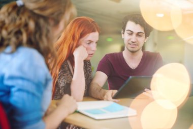 Yaratıcı iş adamları onların sonraki proje beyin fırtınası bir açık kavram ofiste unposed grubu.