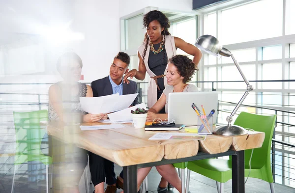 Équipe de gens d'affaires prospères ayant une réunion dans le bureau de direction ensoleillé — Photo