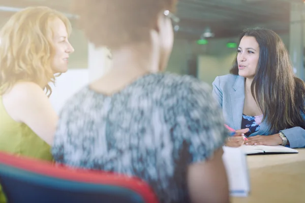 Unposed grupp kreativa business människor i ett öppet koncept kontor brainstorming deras nästa projekt. — Stockfoto