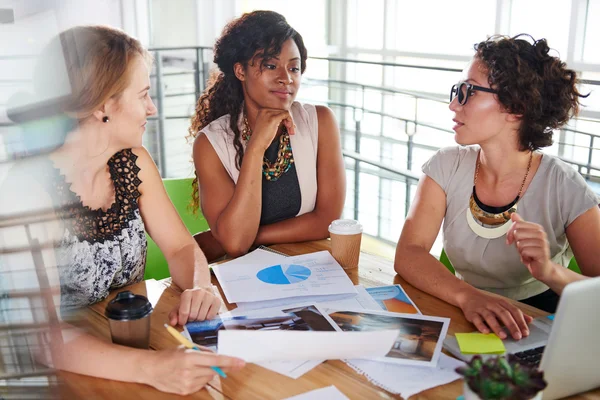 Team erfolgreicher Geschäftsleute bei einem Meeting im sonnigen Büro der Geschäftsleitung — Stockfoto