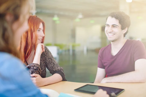 Unposed groep van creatieve zakelijke mensen in een open concept-kantoor dat hun volgende project brainstormen. — Stockfoto