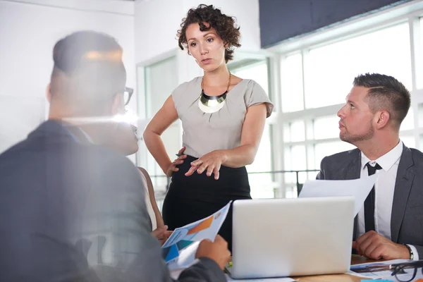 Équipe de gens d'affaires prospères ayant une réunion dans le bureau de direction ensoleillé — Photo