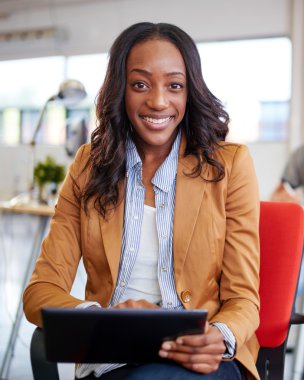 Dijital tablet kırmızı yaratıcı ofis alanı içinde çalışan kendine güvenen kadın tasarımcı