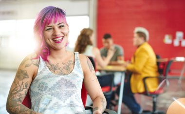 Dijital tablet kırmızı yaratıcı ofis alanı içinde çalışan emin ve sinirli kadın tasarımcı