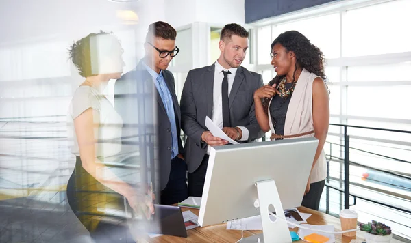 Équipe de gens d'affaires prospères ayant une réunion dans le bureau de direction ensoleillé — Photo