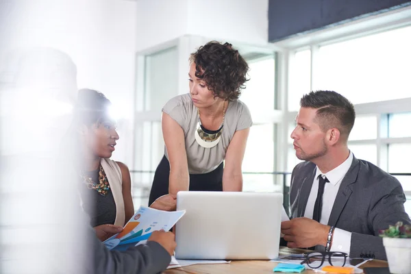 Team erfolgreicher Geschäftsleute bei einem Meeting im sonnigen Büro der Geschäftsleitung — Stockfoto