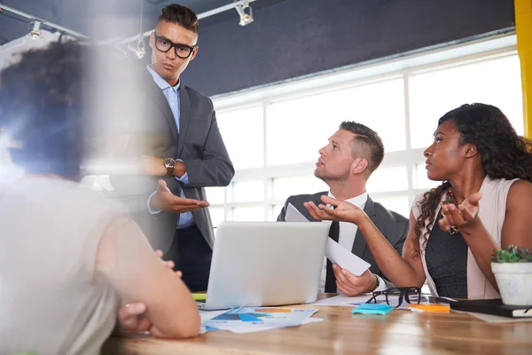 Team erfolgreicher Geschäftsleute bei einem Meeting im sonnigen Büro der Geschäftsleitung — Stockfoto