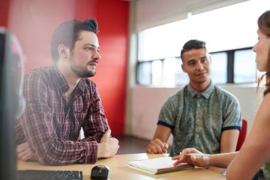 Yaratıcı iş adamları onların sonraki proje beyin fırtınası bir açık kavram ofiste unposed grubu.