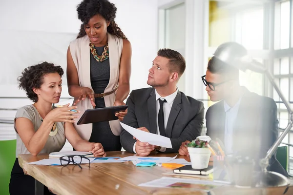 Équipe de gens d'affaires prospères ayant une réunion dans le bureau de direction ensoleillé — Photo