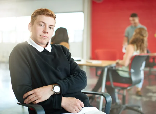 Diseñador masculino confiable trabajando en una tableta digital en el espacio de oficina creativo rojo — Foto de Stock