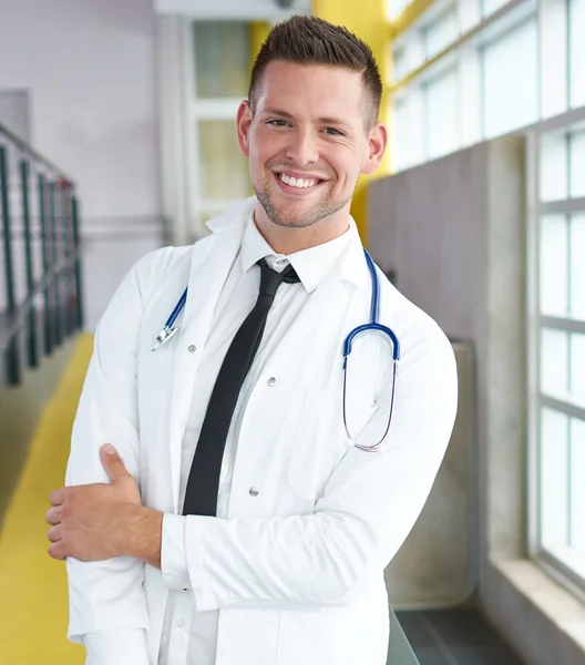 Portret van een mannelijke arts zijn patiënt grafiek houden in heldere moderne ziekenhuis — Stockfoto