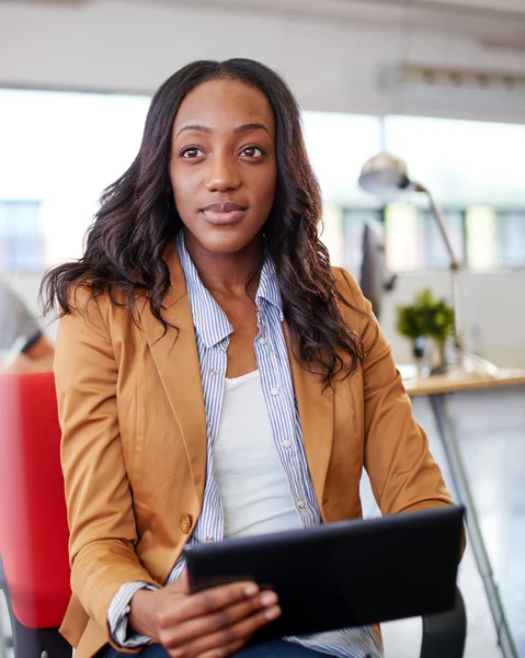 Dijital tablet kırmızı yaratıcı ofis alanı içinde çalışan kendine güvenen kadın tasarımcı