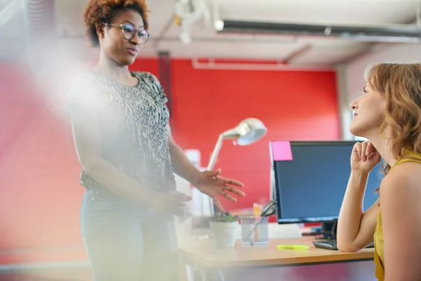 Un gruppo di uomini d'affari creativi in un ufficio a concetto aperto che pensa al loro prossimo progetto . — Foto Stock