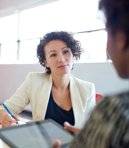 Un gruppo di uomini d'affari creativi in un ufficio a concetto aperto che pensa al loro prossimo progetto . — Foto Stock