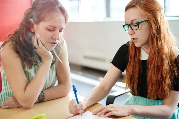 Unposed groep van creatieve zakelijke mensen in een open concept-kantoor dat hun volgende project brainstormen. — Stockfoto