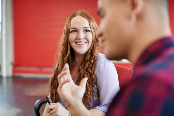 Gruppe kreativer Geschäftsleute in einem Großraumbüro beim Brainstorming für ihr nächstes Projekt. — Stockfoto