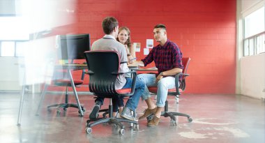 Yaratıcı iş adamları onların sonraki proje beyin fırtınası bir açık kavram ofiste unposed grubu.