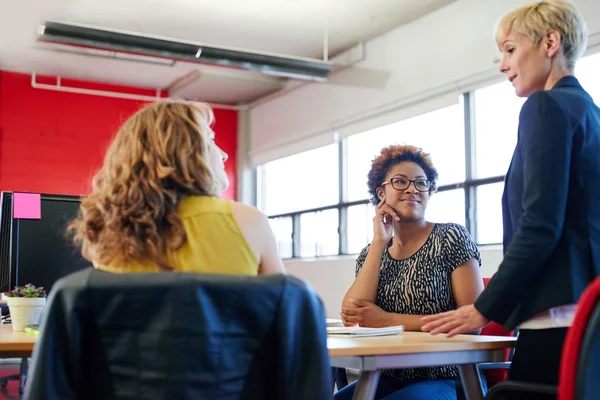 Gruppe kreativer Geschäftsleute in einem Großraumbüro beim Brainstorming für ihr nächstes Projekt. — Stockfoto