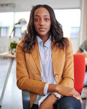 Dijital tablet kırmızı yaratıcı ofis alanı içinde çalışan kendine güvenen kadın tasarımcı