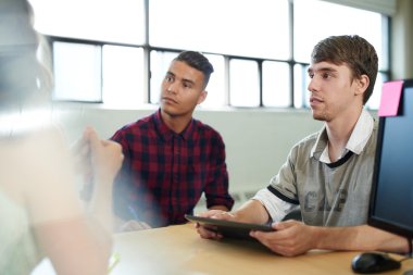 Yaratıcı iş adamları onların sonraki proje beyin fırtınası bir açık kavram ofiste unposed grubu.