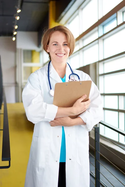 밝은 현대 병원에서 그녀의 환자 차트를 들고 여성 의사의 초상화 — 스톡 사진
