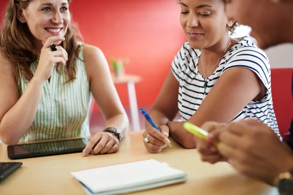 Grupo desconocido de empresarios creativos en una oficina de concepto abierto haciendo una lluvia de ideas sobre su próximo proyecto . — Foto de Stock