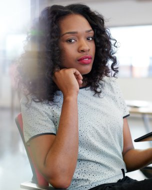 Dijital tablet kırmızı yaratıcı ofis alanı içinde çalışan kendine güvenen kadın tasarımcı