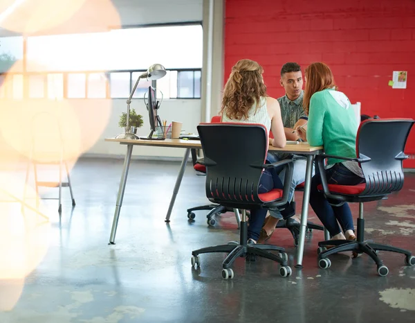 Un gruppo di uomini d'affari creativi in un ufficio a concetto aperto che pensa al loro prossimo progetto . — Foto Stock