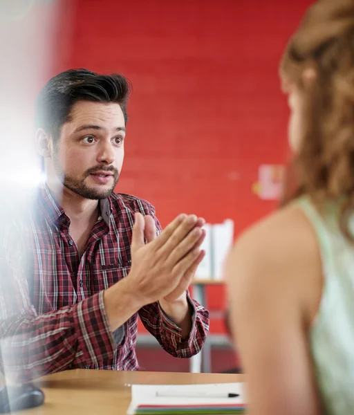 Gruppe kreativer Geschäftsleute in einem Großraumbüro beim Brainstorming für ihr nächstes Projekt. — Stockfoto