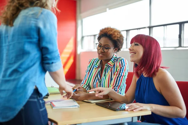 Gruppe kreativer Geschäftsleute in einem Großraumbüro beim Brainstorming für ihr nächstes Projekt. — Stockfoto