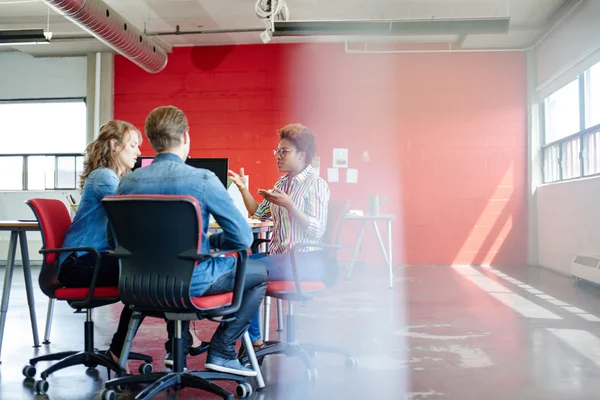 Grupo desconocido de empresarios creativos en una oficina de concepto abierto haciendo una lluvia de ideas sobre su próximo proyecto . —  Fotos de Stock