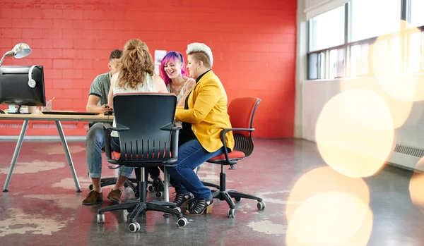 Grupo desconocido de empresarios creativos en una oficina de concepto abierto haciendo una lluvia de ideas sobre su próximo proyecto . —  Fotos de Stock