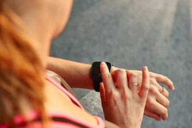 Performansı izlemek için kadın koşu mi önce onu smartwatch programlama
