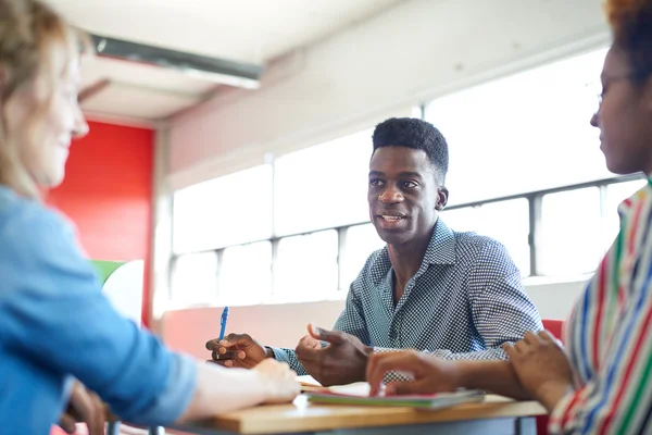 Un gruppo di uomini d'affari creativi in un ufficio a concetto aperto che pensa al loro prossimo progetto . — Foto Stock