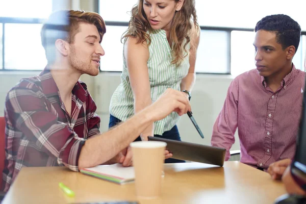 Yaratıcı iş adamları onların sonraki proje beyin fırtınası bir açık kavram ofiste unposed grubu.