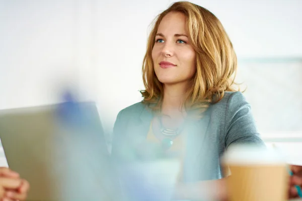 Immagine candida di donna d'affari di successo colta in un incontro di brainstorming animato — Foto Stock