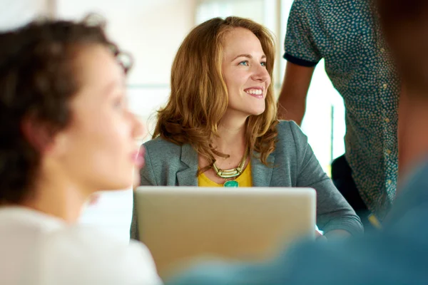 Aufrichtiges Bild einer Gruppe mit erfolgreichen Geschäftsleuten, gefangen in einem animierten Brainstorming-Meeting — Stockfoto