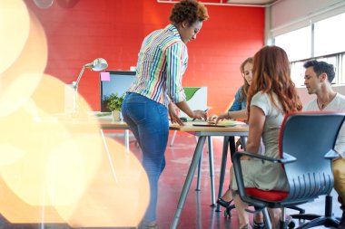 Yaratıcı iş adamları onların sonraki proje beyin fırtınası bir açık kavram ofiste unposed grubu.