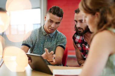 Yaratıcı iş adamları onların sonraki proje beyin fırtınası bir açık kavram ofiste unposed grubu.