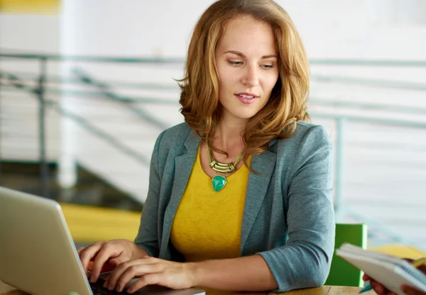 Immagine candida di donna d'affari di successo colta in un incontro di brainstorming animato — Foto Stock