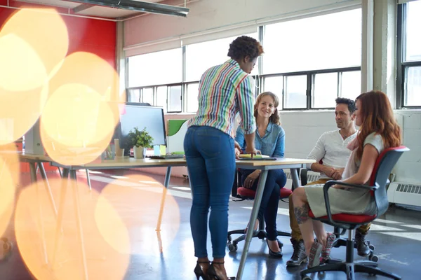 Grupo desconocido de empresarios creativos en una oficina de concepto abierto haciendo una lluvia de ideas sobre su próximo proyecto . — Foto de Stock