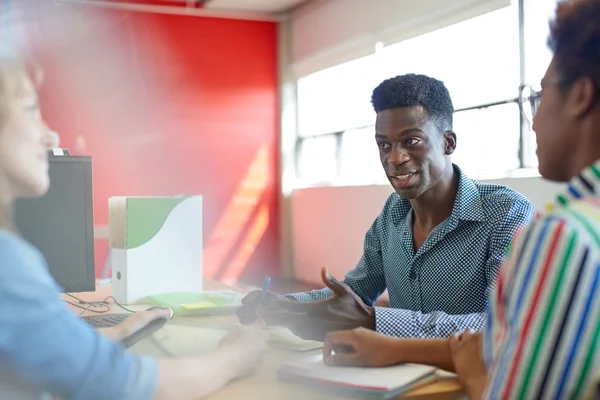 Grupo não representado de empresários criativos em um escritório conceito aberto brainstorming seu próximo projeto . — Fotografia de Stock