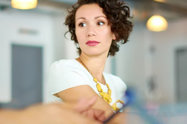 Uppriktig bild av framgångsrik affärskvinna fångas i en animerad brainstorming-möte — Stockfoto