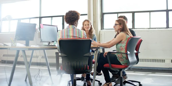 Gruppe kreativer Geschäftsleute in einem Großraumbüro beim Brainstorming für ihr nächstes Projekt. — Stockfoto