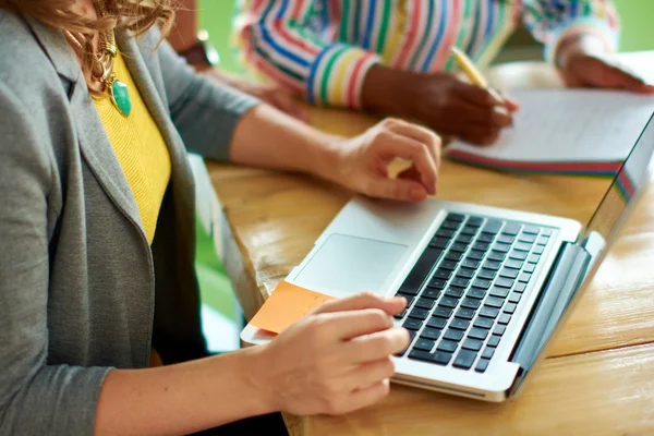 Candid bilde av en gruppe med suksessfulle forretningsfolk fanget i et animert brainstorming møte – stockfoto