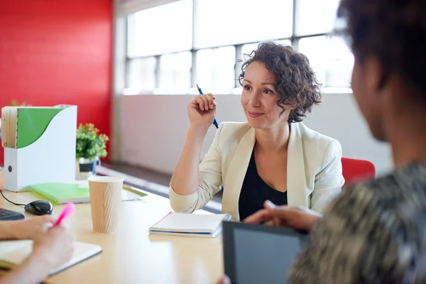 Unposed groep van creatieve zakelijke mensen in een open concept-kantoor dat hun volgende project brainstormen. — Stockfoto