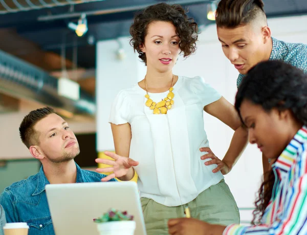 Aufrichtiges Bild einer Gruppe mit erfolgreichen Geschäftsleuten, gefangen in einem animierten Brainstorming-Meeting — Stockfoto